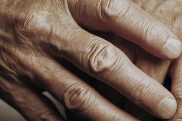 Wrinkled hands of senior man - AZF00402