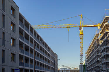 Deutschland, Bayern, München, Baustelle im Prinz-Eugen-Park mit stehendem Industriekran im Hintergrund - MAMF02280