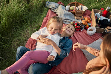 Bruder spielt mit Schwester beim Picknick am Wochenende - ZEDF04600