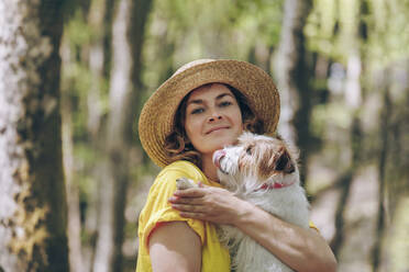 Frau mit Hund im Wald - OMIF00811