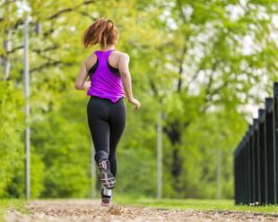 Aktive Frau beim Laufen im Sportpark - STSF03210
