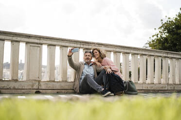 Touristen machen Selfie über Handy auf Brücke - JOSEF09572