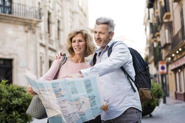 Reife Touristen, die im Urlaub in der Stadt einen Stadtplan studieren - JOSEF09587