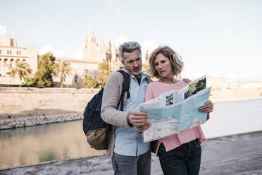 Ältere Touristen lesen in der Stadt im Urlaub den Stadtplan - JOSEF09589