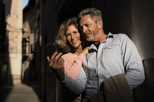 Reifes Paar nimmt Selfie auf Smartphone an sonnigen Tag - JOSEF09613