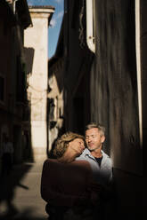 Älteres Paar genießt Sonnenlicht im Gesicht - JOSEF09668