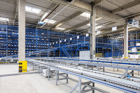 Empty conveyor belt in warehouse - PESF03816