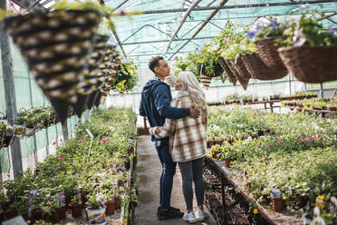 Verliebtes Paar beim Einkaufen im Gartengeschäft - CAIF32596