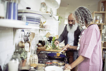 Älteres Paar kocht am Küchenherd - CAIF32652