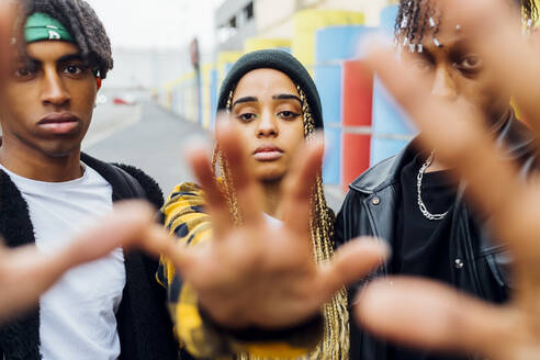 Junge Freunde gestikulieren mit Hand Stoppschild - MEUF05739