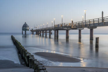 Deutschland, Mecklenburg-Vorpommern, Zingst, Langzeitbelichtung der Seebrücke Zingst in der Abenddämmerung mit Tauchgondel im Hintergrund - KEBF02284