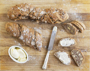 Frisches hausgemachtes Pain-Paillasse-Brot mit Nüssen - GWF07409