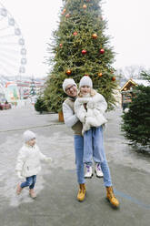 Glücklicher Vater, der seine Tochter auf dem Weihnachtsmarkt abholt - SIF00127