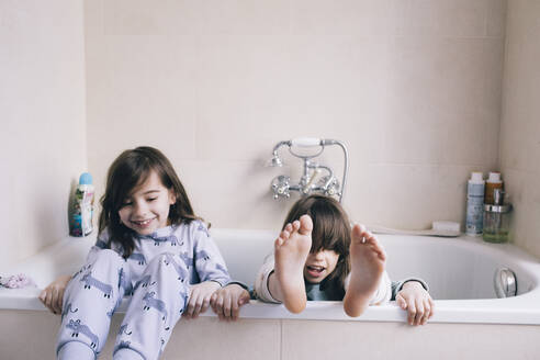 Verspielte Mädchen genießen zusammen in der Badewanne - MASF29777