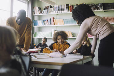 Lehrer unterrichten Schüler im Klassenzimmer in der Schule - MASF30052