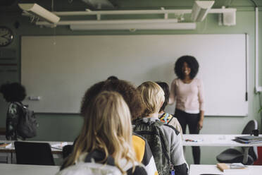 Gemischtrassige Schüler, die beim Verlassen des Klassenzimmers in einer Schlange stehen - MASF30113