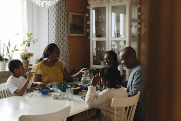 Familie beim gemeinsamen Mittagessen am Esstisch - MASF30300