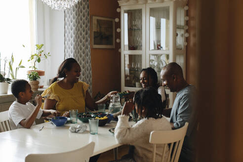 Familie beim gemeinsamen Mittagessen am Esstisch - MASF30300