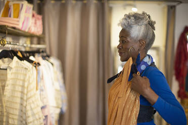 Ältere Frau kauft Kleidung in einer Boutique - CAIF32691
