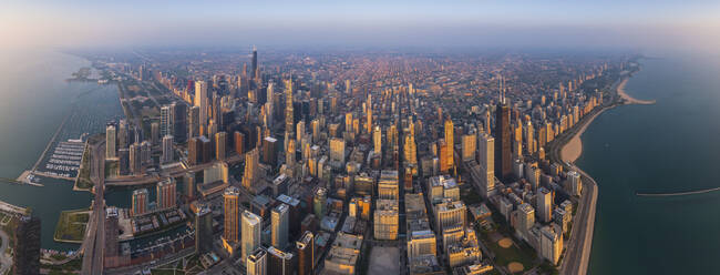 Panoramaluftaufnahme der Innenstadt von Chicago, Illinois, Vereinigte Staaten. - AAEF14532