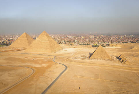 Luftaufnahme der Großen Pyramide von Gizeh, der größten der ägyptischen Pyramiden in einem Komplex, Ägypten. - AAEF14541
