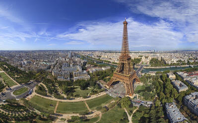 Panoramablick auf den Eiffelturm im Zentrum von Paris, Frankreich. - AAEF14544