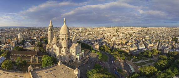 Panoramaluftaufnahme der Herz-Jesu-Basilika in Montmartre, Paris, Frankreich. - AAEF14551