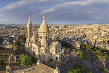 Panoramaluftaufnahme der Herz-Jesu-Basilika in Montmartre, Paris, Frankreich. - AAEF14552