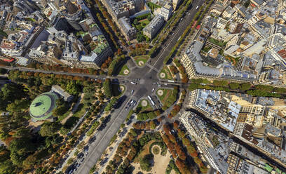 Panoramaluftaufnahme eines Kreisverkehrs auf den Champs Elysees in Paris, Frankreich. - AAEF14555