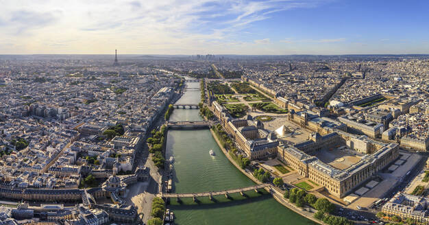 Panorama-Luftaufnahme des Louvre-Museums entlang der Seine im Zentrum von Paris, Frankreich. - AAEF14559