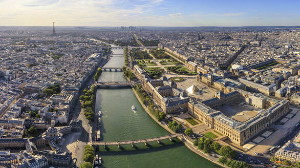 Panorama-Luftaufnahme des Louvre-Museums entlang der Seine im Zentrum von Paris, Frankreich. - AAEF14560