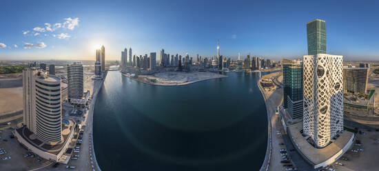 Panoramaluftaufnahme des Dubai Creek und der Business Bay, Dubai, Vereinigte Arabische Emirate. - AAEF14568