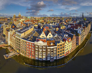 Panoramaluftaufnahme des Amsterdamer Wohnviertels entlang der Grachten, Niederlande. - AAEF14573