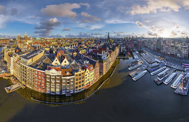 Panoramaluftaufnahme des Amsterdamer Wohnviertels entlang der Grachten, Niederlande. - AAEF14574