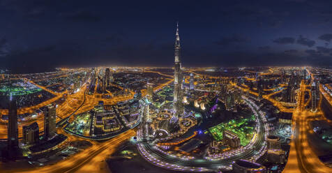 Panorama-Luftaufnahme des Burj Khalifa-Wolkenkratzers und der Skyline von Dubai bei Nacht, Vereinigte Arabische Emirate. - AAEF14583