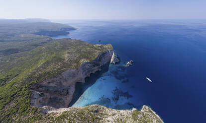 Panoramablick aus der Luft auf hohe Klippen auf der Insel Zakinthos, Griechenland. - AAEF14586