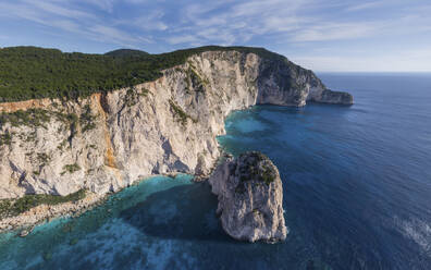 Panoramablick aus der Luft auf hohe Klippen auf der Insel Zakinthos, Griechenland. - AAEF14587