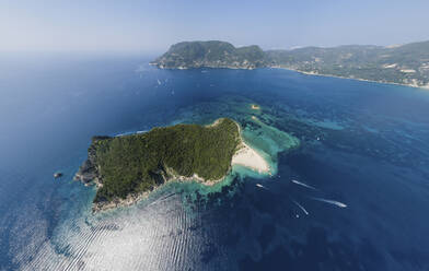 Panorama-Luftaufnahme der Insel Marathonisi und der Insel Zakinthos, Griechenland. - AAEF14588