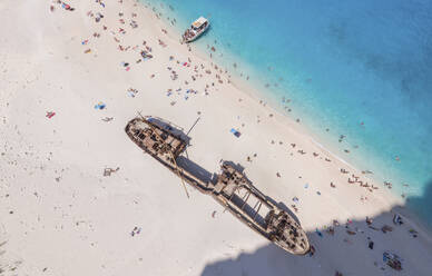 Panoramablick aus der Luft auf ein Schiffswrack am Strand der Insel Zakinthos, Griechenland. - AAEF14591