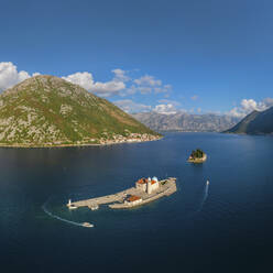 Panoramaluftaufnahme der Insel Gospa od Skrpjela in der Bucht von Kotor, Montenegro. - AAEF14609