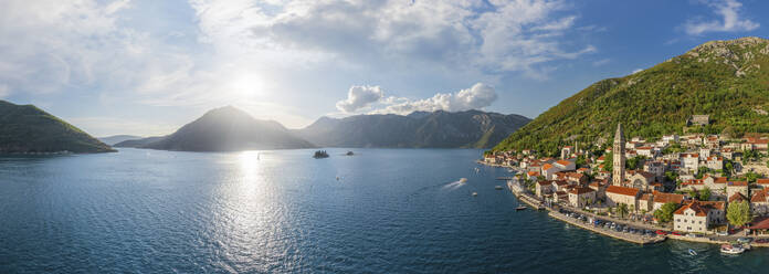 Panoramaluftaufnahme von Perast in der Bucht von Kotor, Montenegro. - AAEF14610