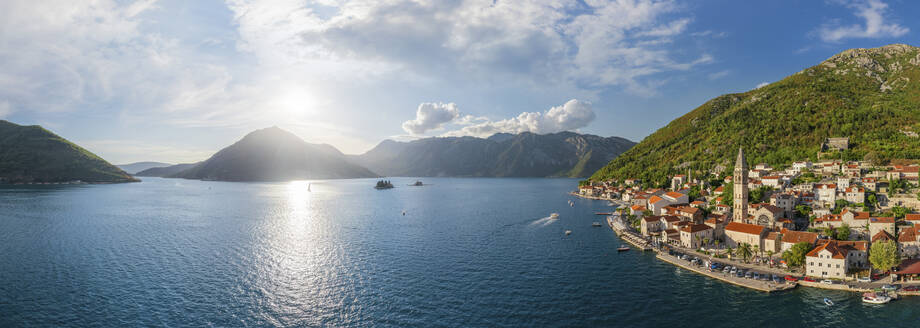 Panoramaluftaufnahme von Perast in der Bucht von Kotor, Montenegro. - AAEF14610