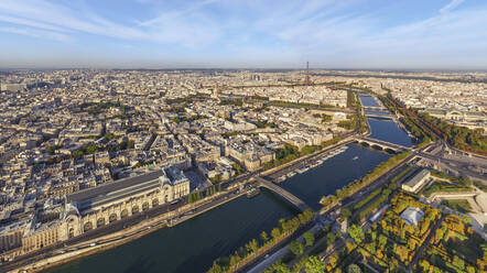 Panoramablick auf das Stadtzentrum von Paris entlang der Seine, Paris, Frankreich. - AAEF14616