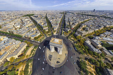 Panoramaluftaufnahme des Triumphbogens, Paris Champs Elysées, Frankreich. - AAEF14619