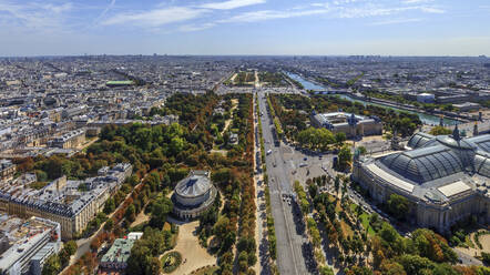 Panoramaluftaufnahme des Rond Point des Champs Elysees, Paris, Frankreich. - AAEF14628