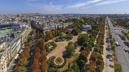 Panoramablick auf die Champs Elysees im Zentrum von Paris, Frankreich. - AAEF14631