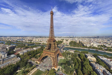 Panoramaluftaufnahme des Eiffelturms und des Champ de Mars in Paris, Frankreich. - AAEF14635