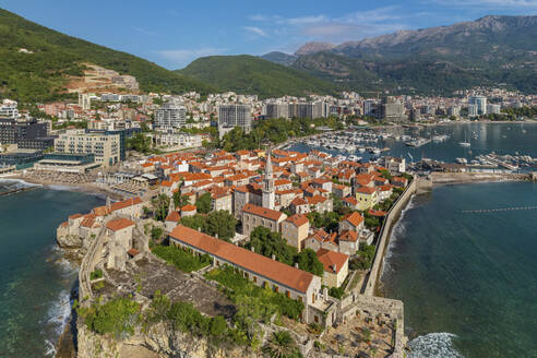 Panoramaluftaufnahme der Altstadt von Budva, Montenegro. - AAEF14641