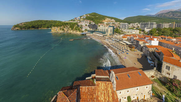 Panoramablick aus der Luft auf einen Sommerstrand mit Blick auf das Meer in Budva, Montenegro. - AAEF14644