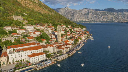 Panorama-Luftaufnahme der kleinen Stadt Perast an der Bucht von Kotor, Montenegro. - AAEF14649